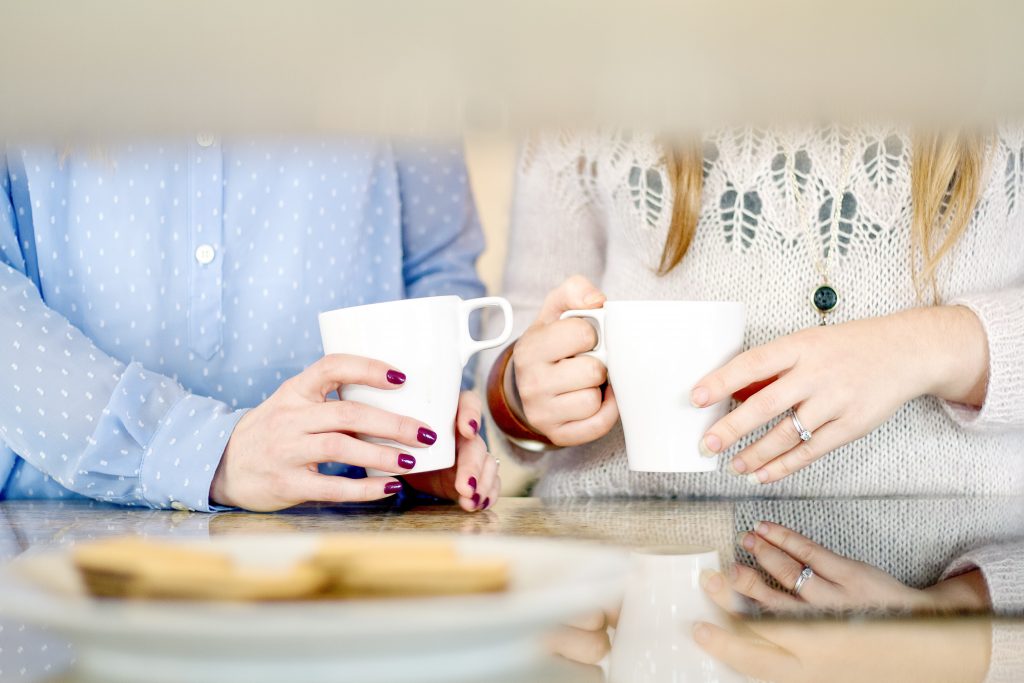 2 girls with coffee mugs